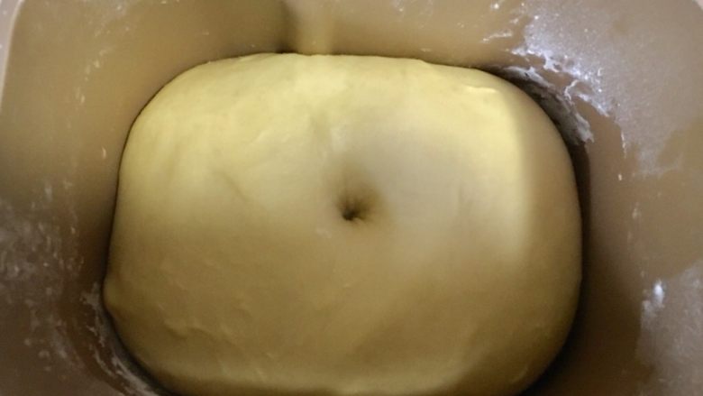 牛奶花环面包,面包机加盖，密封发酵40分钟左右，面团膨胀两倍，用手指沾面粉戳中心窝一个洞，洞口不回缩，一发就完成了。