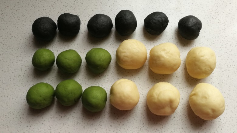 抹茶豹纹水立方吐司,然后把三种颜色的面团分别分成均匀的六小份滚圆，并盖上保鲜膜静置10~15分钟左右