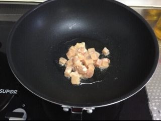 咖喱鸡饭,锅中倒入适量油，烧热加入鸡丁翻炒至变白
