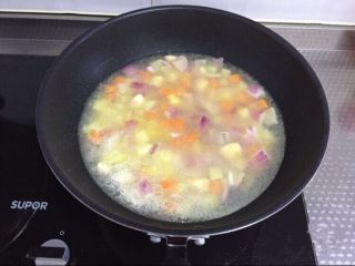 咖喱鸡饭,加入水，高于菜1-2厘米，开锅转小火煮5分钟