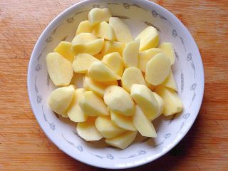 地三鲜,土豆去皮洗净切滚刀块。