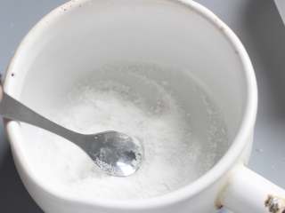 樱花水信玄饼,将白凉粉与细砂糖放入小锅混合均匀，结块的用勺子按压开。