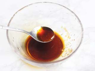 豆豉青椒,将香醋、糖、盐、生抽放入一 小碗中，调成味汁待用。