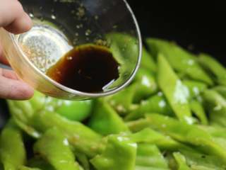 豆豉青椒,接着把调好的味汁淋在青椒上，翻炒均匀，使青椒入味。