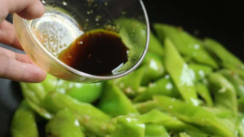 豆豉青椒,接着把调好的味汁淋在青椒上，翻炒均匀，使青椒入味。