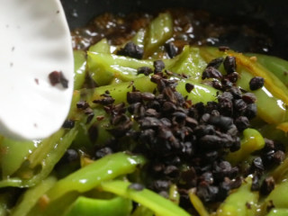豆豉青椒,接着放入老干妈豆豉，继续翻炒均匀。