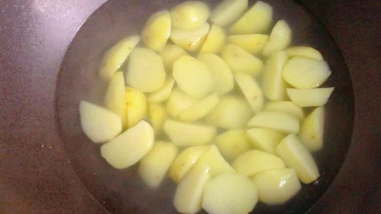 地三鲜,锅中倒入适量清水烧开，下入土豆块煮至八分熟捞出沥干水分。
