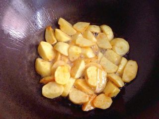 地三鲜,炒锅烧热，倒入适量食用油（跟平时炒菜的油量一样多就行），下入土豆块稍微炸至金黄边捞出。