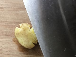 孜然椒盐小土豆,蒸熟后用刀压扁
