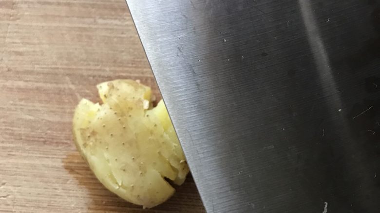 孜然椒盐小土豆,蒸熟后用刀压扁