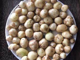 孜然椒盐小土豆,小土豆洗净，这个季节新上市的土豆可以不用去皮