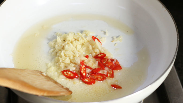 蒜香秋葵,锅中加些油烧热，放入蒜末与辣椒丁煸炒出香味。