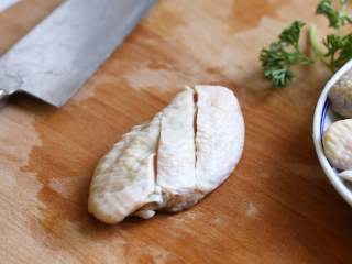 红腐乳烧鸡翅,鸡翅中清洗干净，用刀在鸡翅表面划两刀，这样做出来的鸡翅可以更入味。