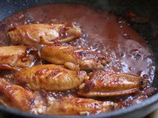 红腐乳烧鸡翅,然后加入适量的水煮开，转小火焖煮五分钟，中途记得观察酱汁的收汁情况。