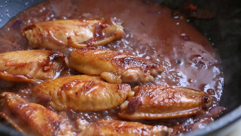 红腐乳烧鸡翅,然后加入适量的水煮开，转小火焖煮五分钟，中途记得观察酱汁的收汁情况。