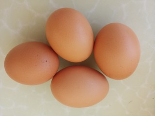 蓝莓蛋挞(无奶油版),先准备4个鸡蛋