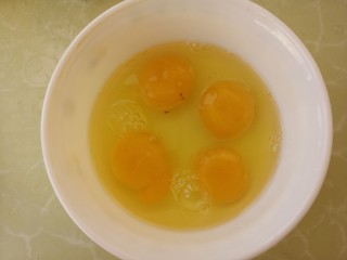蓝莓蛋挞(无奶油版),鸡蛋4个打入碗中