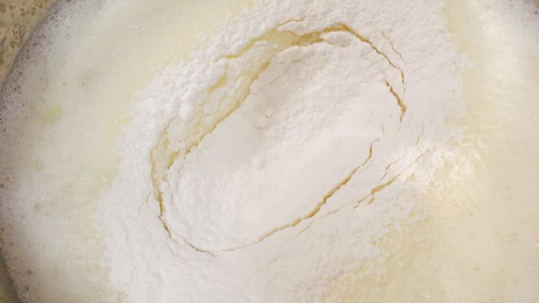 卡仕达酱 美味百搭夹心酱,过筛低粉入蛋黄牛奶液中，