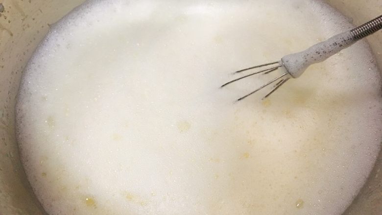 卡仕达酱 美味百搭夹心酱,用打蛋器搅拌均匀。