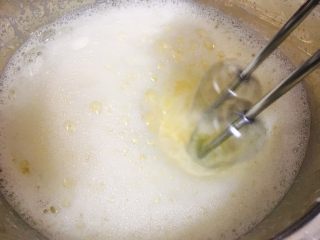 卡仕达酱 美味百搭夹心酱,将蛋黄牛奶液打均匀即可。