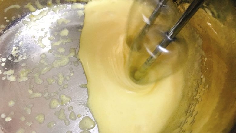 卡仕达酱 美味百搭夹心酱,将蛋黄打至蓬松、发白的粘稠状态。