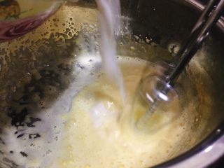 卡仕达酱 美味百搭夹心酱,牛奶慢慢加入打发好的蛋黄中，边加边打。