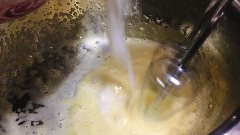 卡仕达酱 美味百搭夹心酱,牛奶慢慢加入打发好的蛋黄中，边加边打。