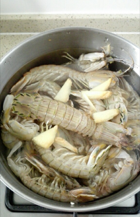 盐水皮皮虾,洗净的皮皮虾加入清水、姜片，入锅开大火
