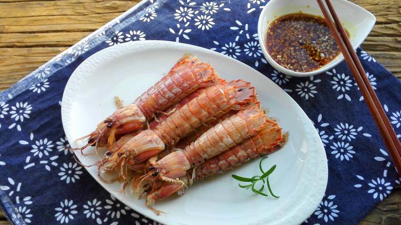 盐水皮皮虾,煮好的皮皮虾捞出，蘸料吃即可