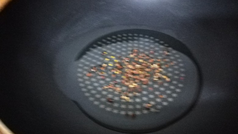 麻辣爆炒鸡杂,锅中放适量油烧七放入花椒。