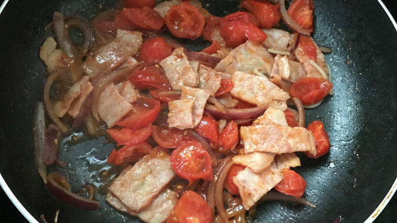了不起的小番茄+小番茄培根意面,小番茄翻炒均匀，把小番茄挤破，加少量清水，盐和黑胡椒翻炒