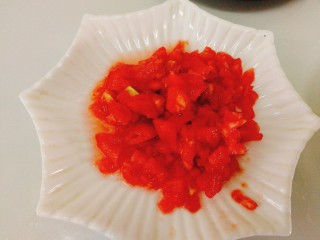 了不起的小番茄+茄汁鲜虾鸡蛋面,番茄去皮切末