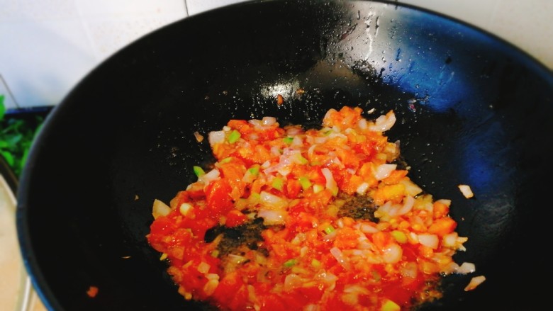 了不起的小番茄+茄汁鲜虾鸡蛋面,翻炒均匀出红油