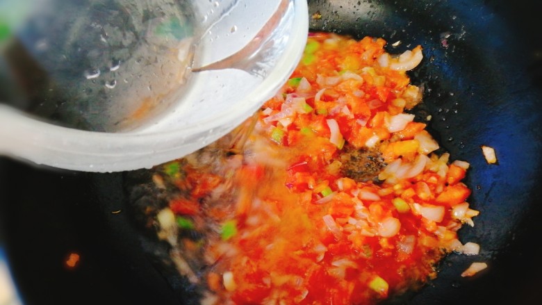 了不起的小番茄+茄汁鲜虾鸡蛋面,加入清水