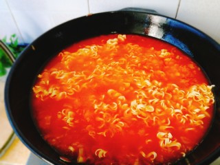 了不起的小番茄+茄汁鲜虾鸡蛋面,煮开后5分钟即可