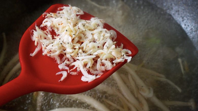 菠菜白玉菇虾皮汤,这个时候加入淡干虾皮