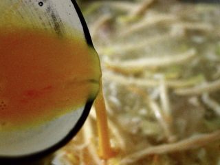 菠菜白玉菇虾皮汤,把1枚鸡蛋打散在碗里，用筷子搅拌均匀后，慢慢的倒入锅中，直至鸡蛋液凝固后成为蛋花状态时