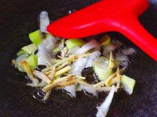 菠菜白玉菇虾皮汤,热锅倒入花生油后烧至6成热时，加入切好的葱花和姜丝爆香后