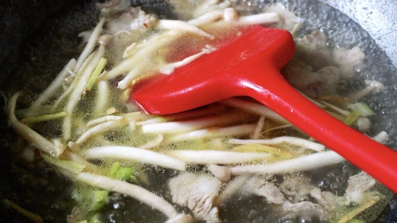 菠菜白玉菇虾皮汤,大火煮沸后转小火继续慢慢炖煮3分钟左右