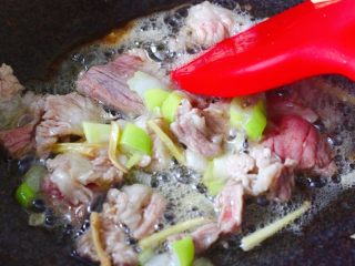 菠菜白玉菇虾皮汤,直至煸炒到猪肉片变色断生时；