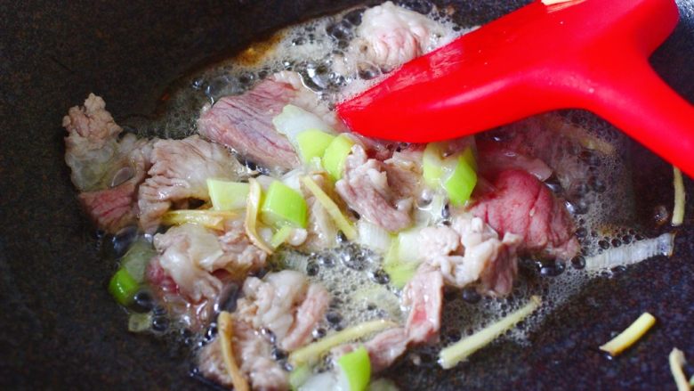 菠菜白玉菇虾皮汤,直至煸炒到猪肉片变色断生时；