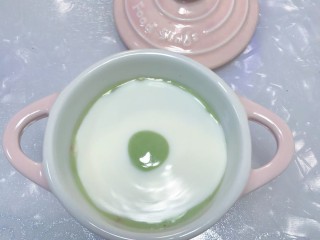 酸奶拉花,接着倒入白色酸奶，再把刚刚的剩余绿色酸奶倒入中间   如图所示