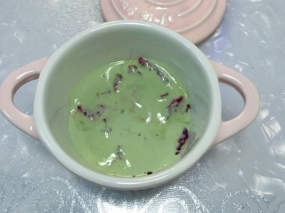 酸奶拉花,一丢丢抹茶粉和白色酸奶混均匀！铺在火龙果上