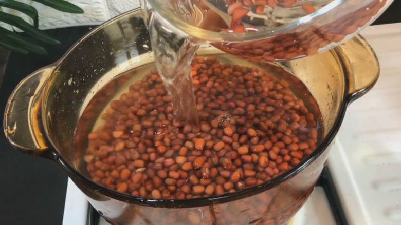 蜜红豆（甜品搭档）,倒入锅中 加入900左右的清水