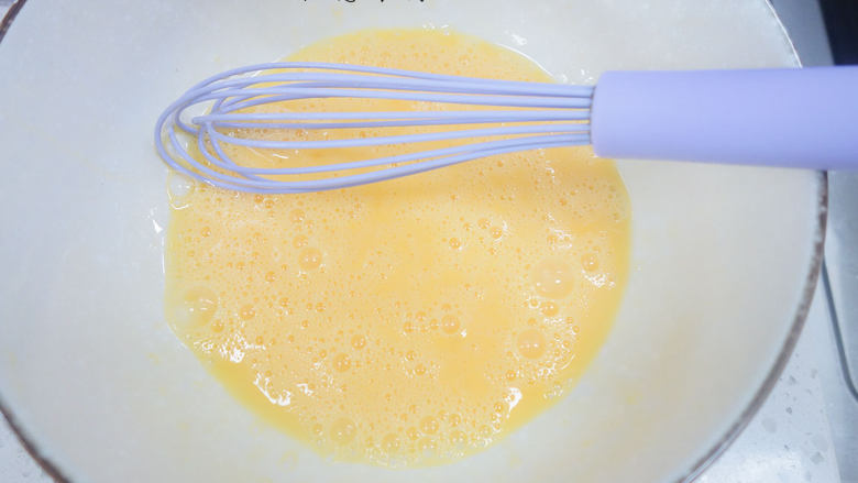 蒸出嫩滑蛋羹的小窍门,用筷子或者蛋抽z字搅拌打散