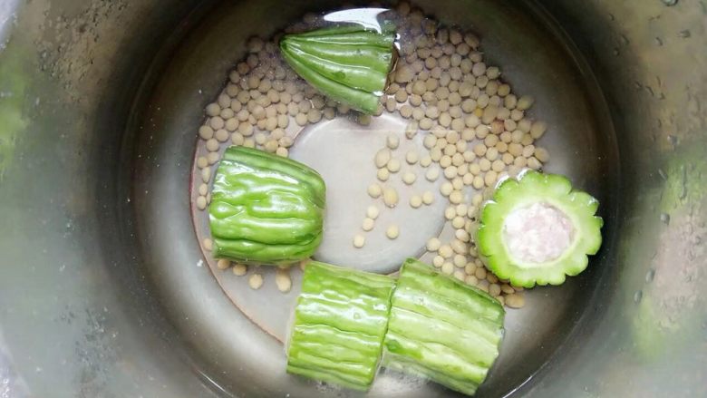 苦瓜黄豆汤,加入适量的水