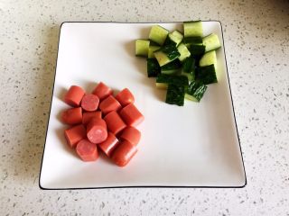 缤纷馍块,黄瓜、小香肠切方块，大小和馍块差不多