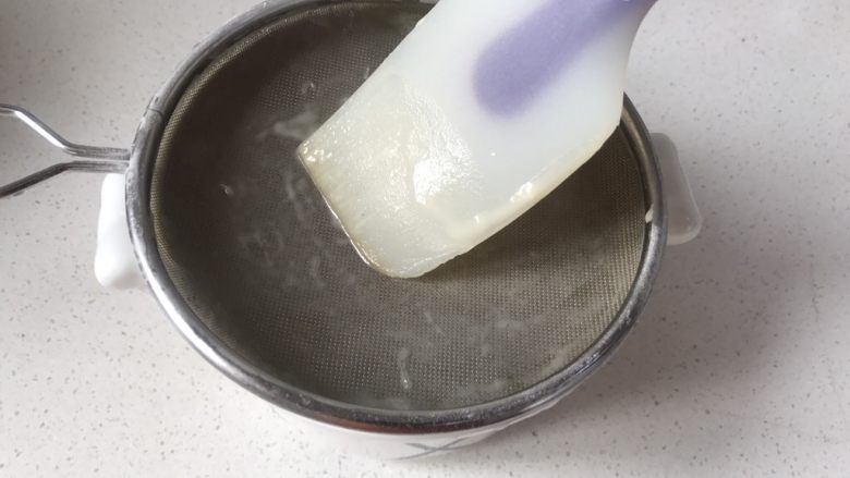 香港名小吃鸡蛋仔,过筛时，如果面糊下不去，用刮刀来回刮一下就干净了
