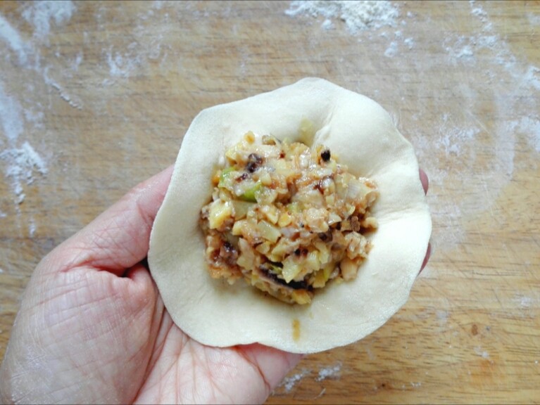 鲜笋香菇肉包,擀成中间厚边缘薄的皮，包入适量的馅，捏成包子

