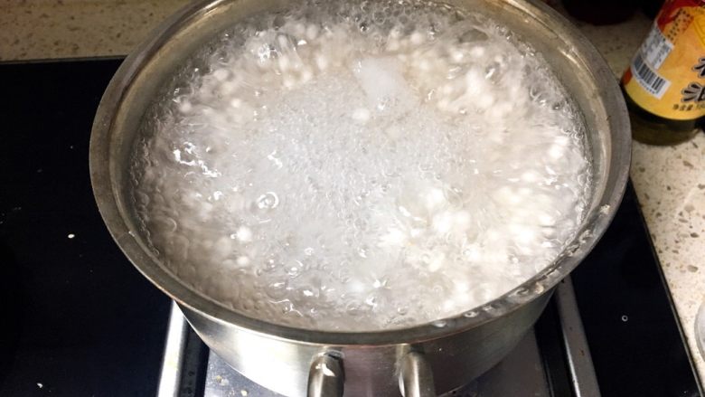 芒果牛奶西米露,然后大火煮十分钟，用筷子搅拌，以免沾粘，煮到中间有一点点白心的时候就可以关火了